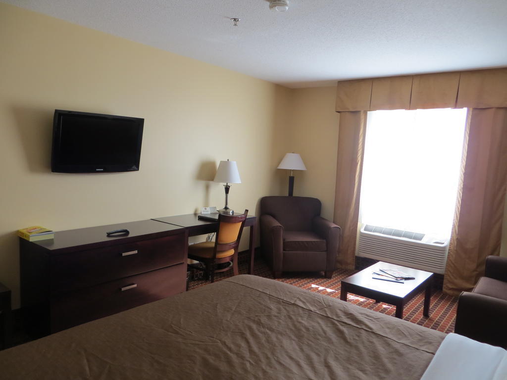 Poplar Tree Inn Stoughton Extérieur photo