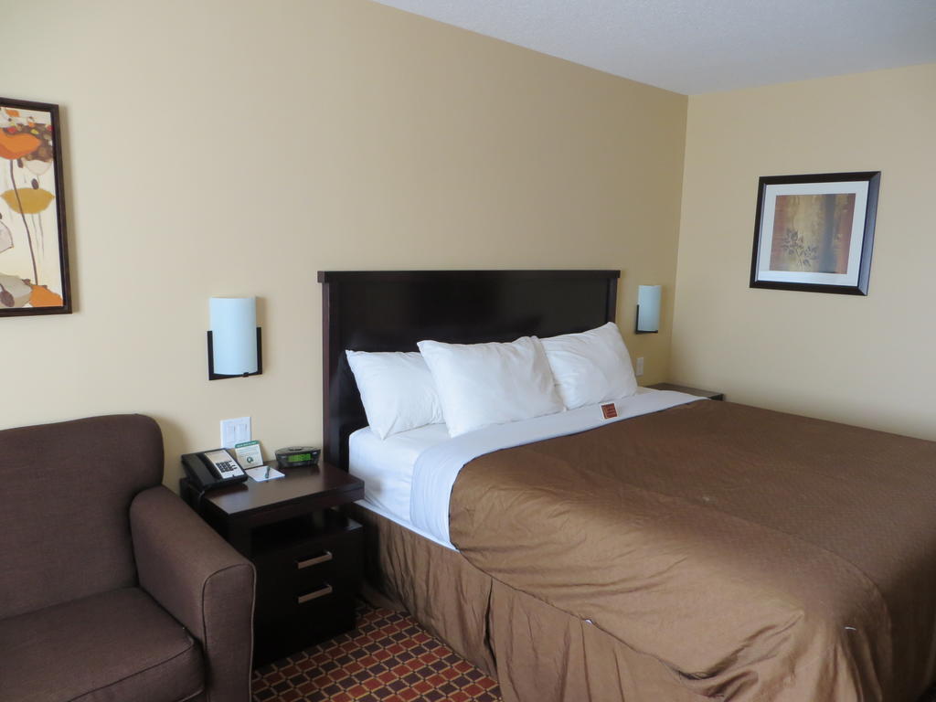 Poplar Tree Inn Stoughton Extérieur photo