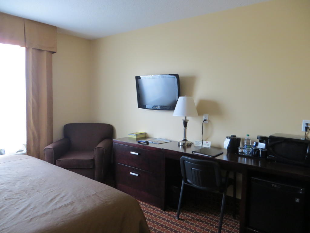 Poplar Tree Inn Stoughton Extérieur photo