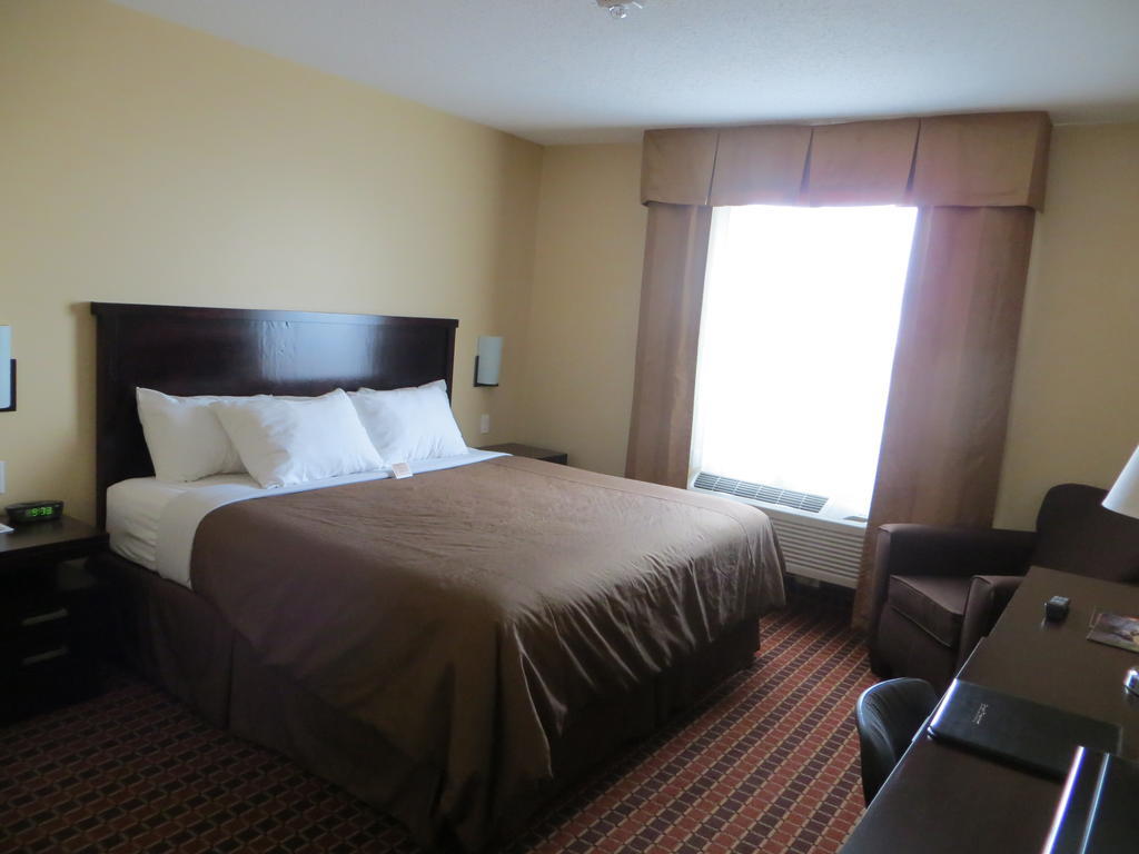 Poplar Tree Inn Stoughton Extérieur photo