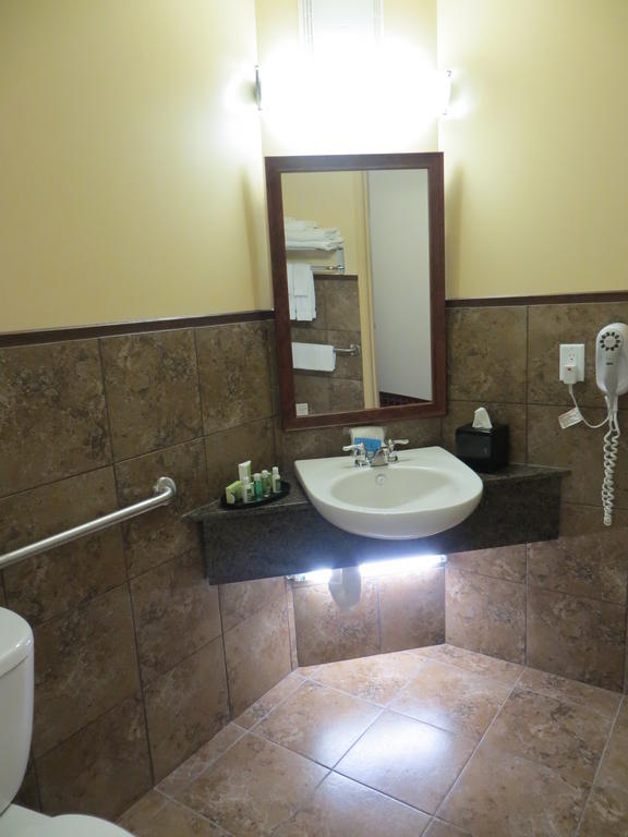 Poplar Tree Inn Stoughton Extérieur photo
